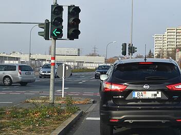 Seit August haben auch die Linksabbieger in der Geisfelder Straße eine eigene Grünphase ohne Gegenverkehr. Seit April wird diese erfolgreich an der Starkenfeldstraße erprobt. Foto: Ronald Rinklef