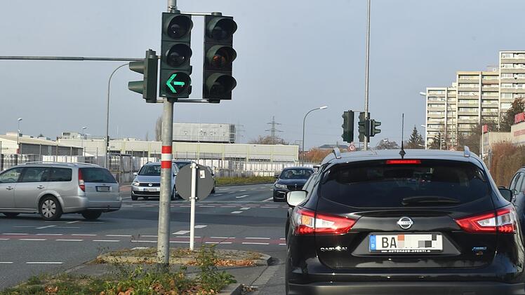 Seit August haben auch die Linksabbieger in der Geisfelder Straße eine eigene Grünphase ohne Gegenverkehr. Seit April wird diese erfolgreich an der Starkenfeldstraße erprobt. Foto: Ronald Rinklef