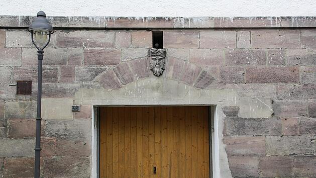 Der Maskenstein am Anwesens Fischergasse 38 deutet darauf hin, dass sich hinter den Mauern einmal ein Bierkeller befand. Foto: Erich Olbrich