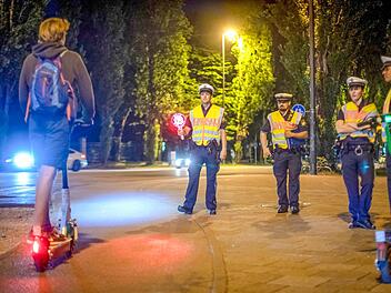 In der Nürnberger Innenstadt kontrollierte die Polizei am Freitag E-Scooter-Fahrer. Symbolfoto: Sina Schuldt/dpa