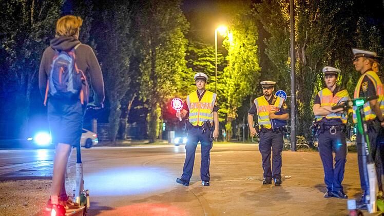 In der Nürnberger Innenstadt kontrollierte die Polizei am Freitag E-Scooter-Fahrer. Symbolfoto: Sina Schuldt/dpa