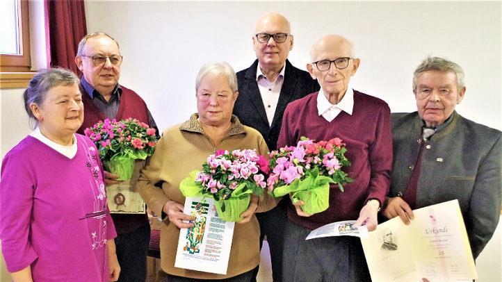 Ehrungen bei der KAB Stockheim (von links): Marianne Simon, Gerhard Ramming (30 Jahre), Annelore Vieweg (25 Jahre), Zweiter Bürgermeister Siegfried Weißerth, Mainhard Völk (45 Jahre) sowie Hubert Busse (25 Jahre Leitungsteam-Mitglied)  Foto: Gerd Fleischmann
