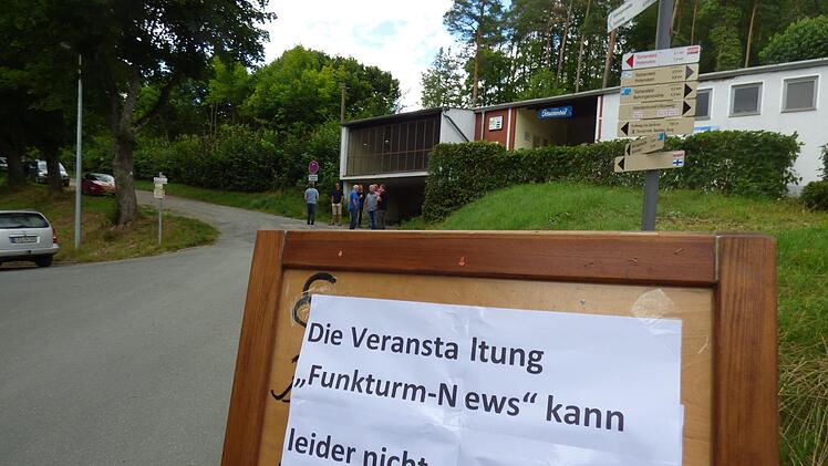 Das Landratsamt Forchheim hatte das Treffen der Funkmastgegner am geplanten  Funkmaststandort neben dem Höhenschwimmbad in Gößweinstein untersagt. Foto: Thomas Weichert