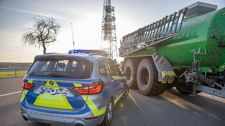 Kraftradfahrer kollidiert mit Traktor-Gespann und kommt zwischen Reifen zum Liegen