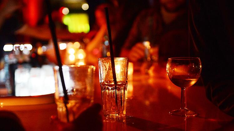 Influencer mit Alkohol steigern Trinkverlangen