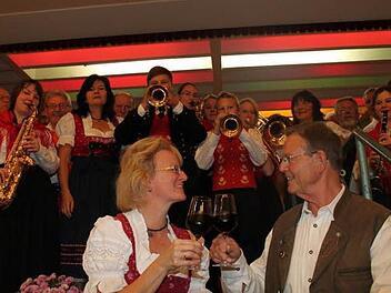 Die Vorsitzenden von Stadtkapelle und Liedertafel, Erika Pascherund Friedel Busche stießen auf einen Abend bei Frankenwein und viel Musik und Gesang an.  Foto: Heike Beudert