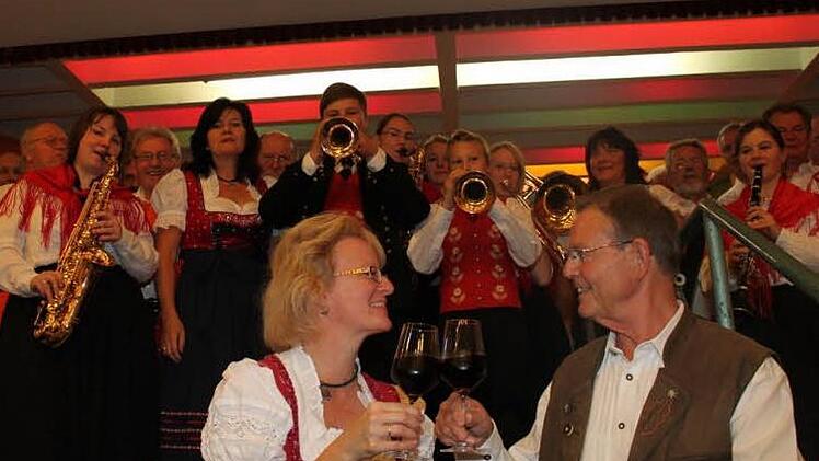 Die Vorsitzenden von Stadtkapelle und Liedertafel, Erika Pascherund Friedel Busche stießen auf einen Abend bei Frankenwein und viel Musik und Gesang an.  Foto: Heike Beudert