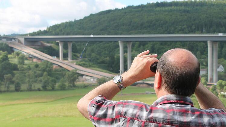 Staunende Blicke auf die gesprengte Brücke.