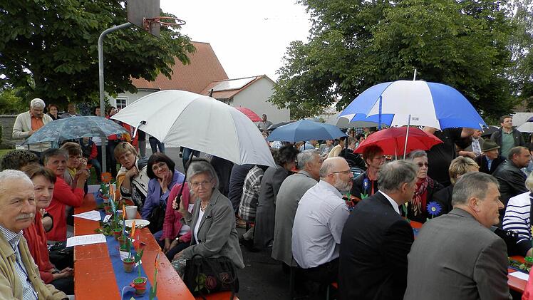 Gut beschirmt: ehemalige Lehrer und Schulleiter. Foto: Fritsch