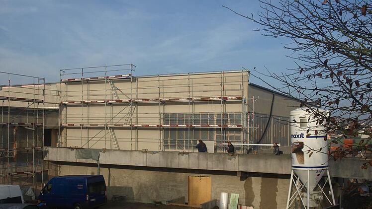 Vom Parkplatz aus führt eine Rampe zu den neuen Gymnastikräumen und zur Haupttribüne.