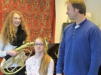 Mit einem großen Erfolg kehrte die Kulmbacher Gymnasiastin Anna Ströhlein (links) vom Verbandsentscheid des Nordbayerischen Musikbundes aus Bad Königshofen zurück. Sie wurde von Anna Günther (Mitte) am Klavier begleitet. Rechts Musiklehrer Klaus Hammer, der erst seit diesem Jahr am Markgraf-Georg-Friedrich-Gymnasium unterrichtet. Foto: Barbara Baumann