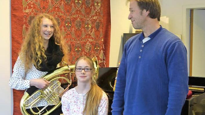 Mit einem großen Erfolg kehrte die Kulmbacher Gymnasiastin Anna Ströhlein (links) vom Verbandsentscheid des Nordbayerischen Musikbundes aus Bad Königshofen zurück. Sie wurde von Anna Günther (Mitte) am Klavier begleitet. Rechts Musiklehrer Klaus Hammer, der erst seit diesem Jahr am Markgraf-Georg-Friedrich-Gymnasium unterrichtet. Foto: Barbara Baumann