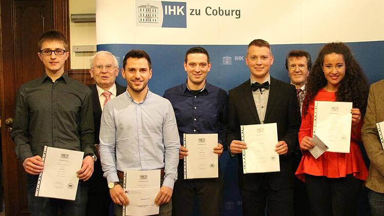Staatspreisträger, Schul- und Wirtschaftsvertreter (von links): Felix Elflein, Anton STaudigl, Alexander Horn, Manuel Schunk, Lukas Jeroma, Friedrich Herdan, Louisa Neckermann, Lukas Fischer, Harald Sandner, Sigmar Schnabel.