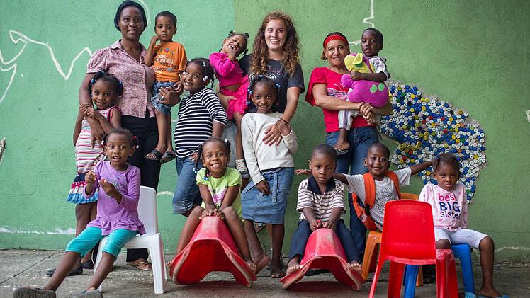 Ein Gruppenfoto mit den Waisenkindern und der Heimleiterin, die links steht. Maria Zink war bei ihrem Aufenthalt die einzige Deutsche in dem Betreuer-Team. Hier steht sie in der Mitte, hält ein Mädchen auf dem Arm. Foto: Isabell Krickau
