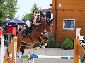 Eine Könnerin im Sattel: Sophia Booms, hier auf Chachas Fire, wurde in den Frankenkader der Springreiter berufen. Foto: Sebastian Schmitt