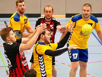 Gelbe Übermacht: Georg Hoch (links) und Michael Müller kämpfen sich für den FC Bad Brückenau durch die Volkacher Abwehrreihen.Sebastian Schmitt