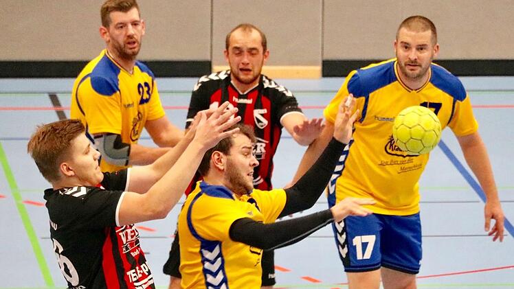 Gelbe Übermacht: Georg Hoch (links) und Michael Müller kämpfen sich für den FC Bad Brückenau durch die Volkacher Abwehrreihen.Sebastian Schmitt