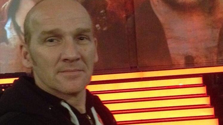 "Das sind zwei ganz normale Kerle. Die haben keinerlei Allüren und immer sehr nett zu uns allen", sagt Michael Hälterlein. Er ist einer von rund 70 Mitarbeitern der Ehrlich Brother-Crew. Foto: Christoph Böger