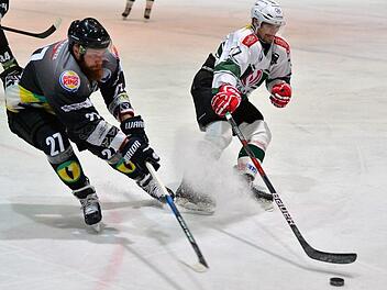 Ondrej Nedved (links) rückte als zweiter Kontingentspieler für Tomas Urban ins Team und war beim 6:2-Erfolg des HEC gegen den TSV Erding ein Unruheherd. Foto: Picturedreams