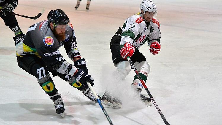 Ondrej Nedved (links) rückte als zweiter Kontingentspieler für Tomas Urban ins Team und war beim 6:2-Erfolg des HEC gegen den TSV Erding ein Unruheherd. Foto: Picturedreams