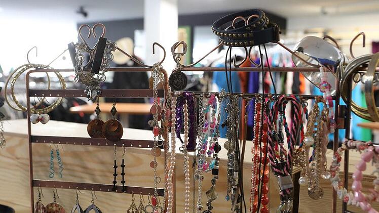 Ab heute kann man im Kolping-Center in der Siechenstra&szlig;e in einem gro&szlig;en Kleidungssortiment aus zweiter Hand st&ouml;bern.Barbara Herbst