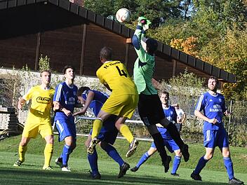 Der FC Thulba mit Joachim Muth (Nummer 4) gewinnt das Hinspiel gegen M&uuml;nnerstadt mit 3:1, befinden sich seit der Winterpause allerdings in einer Schaffenskrise. In unserem Bild wird M&uuml;nnerstadts Torwart Lorenz B&uuml;ttner bedr&auml;ngt.Hopf