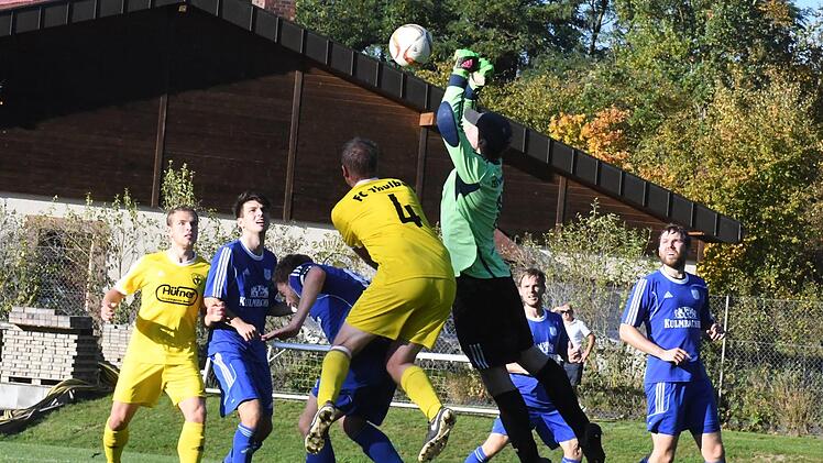 Der FC Thulba mit Joachim Muth (Nummer 4) gewinnt das Hinspiel gegen M&uuml;nnerstadt mit 3:1, befinden sich seit der Winterpause allerdings in einer Schaffenskrise. In unserem Bild wird M&uuml;nnerstadts Torwart Lorenz B&uuml;ttner bedr&auml;ngt.Hopf