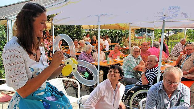 Als Ballonk&uuml;nstlerin begeisterte Corinna Wirsing aus W&uuml;lfershausen beim Sommerfest im Seniorenzentrum St. Elisabeth in M&uuml;nnerstadt. Hier entsteht gerade eine Riesen-Wespe. Dieter Britz