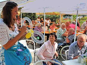 Als Ballonkünstlerin begeisterte Corinna Wirsing aus Wülfershausen beim Sommerfest im Seniorenzentrum St. Elisabeth in Münnerstadt. Hier entsteht gerade eine Riesen-Wespe. Dieter Britz