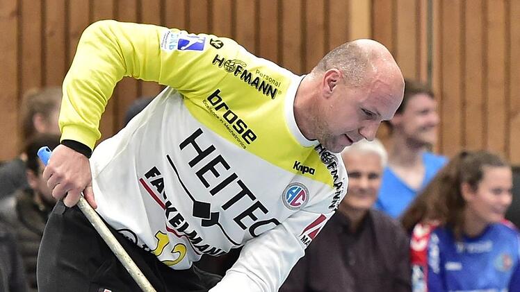 Torwart Gorazd Skof (HC Erlangen) verdient sich als Wischer etwas dazu.Foto: Sportfoto Zink