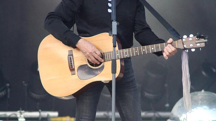 Ein Weltstar in Bad Staffelstein: Knapp zwei Stunden lang spielte Albert Hammond vor fröhlicher Kulisse. Fotos: Markus Häggberg