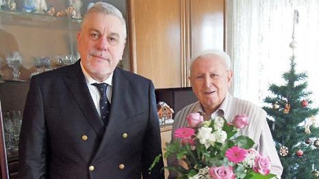 Der Coburger Oberb&uuml;rgermeister Norbert Tessmer gratulierte Johann Eigl zu dessen 90. Geburtstag.  Foto: Edwin Mei&szlig;inger