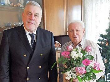 Der Coburger Oberbürgermeister Norbert Tessmer gratulierte Johann Eigl zu dessen 90. Geburtstag.  Foto: Edwin Meißinger