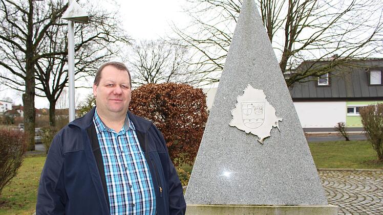 Bürgermeister Bernold Martin vor dem Rathaus in Schondra. Der Tetraeder symbolisiert die Eingemeindung der  ehemals eigenständigen Gemeinden Schönderling und Singenrain zu Schondra im Zuge der Gebietsreform. Foto: Julia Raab