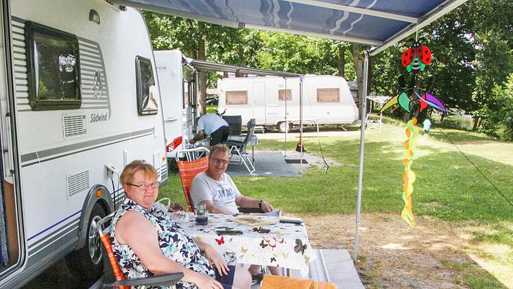 Glückliche Wohnwagentouris auf der Campinginsel Bug im Juni 2018  Foto: Sebastian Schanz/Archiv