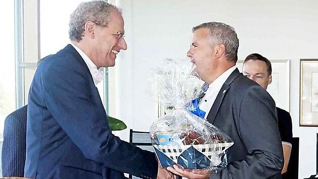 Hannes Primus (r.) hatte German Hacker kulinarische Spezialit&auml;ten mitgebracht.