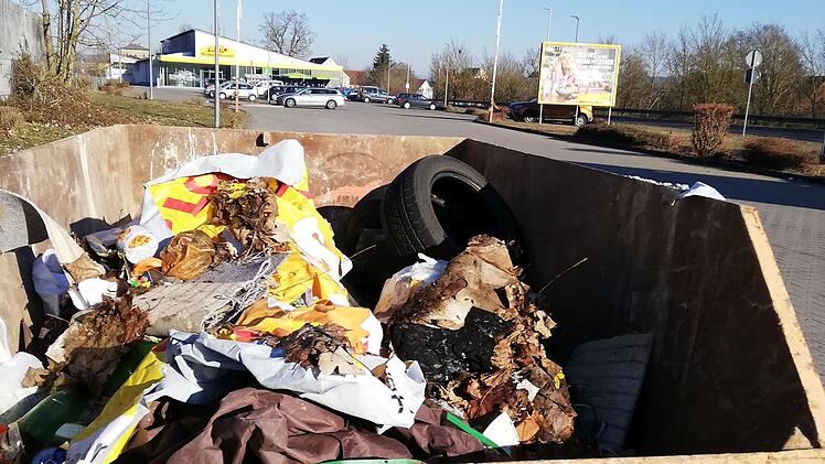 Am Mittwoch war der wilde Müll dann in einem Container eingesammelt.Foto: Heike Beudert