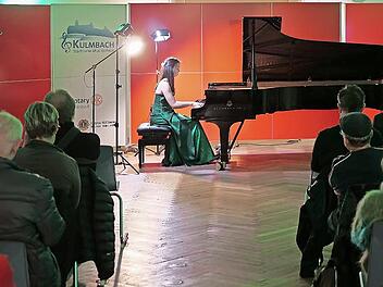 Gebannt lauschte das Publikum Nina Scheidmantel: Die junge Oberfränkin zog mit ihrem außergewöhnlichen Können und Auszügen aus den Werken von Schubert, Liszt, Ravelli oder Bartholdy die Zuhörerschaft sofort in ihren Bann.