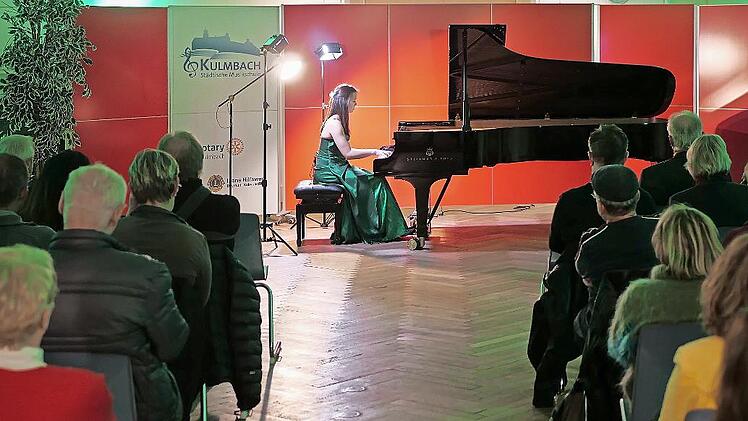 Gebannt lauschte das Publikum Nina Scheidmantel: Die junge Oberfränkin zog mit ihrem außergewöhnlichen Können und Auszügen aus den Werken von Schubert, Liszt, Ravelli oder Bartholdy die Zuhörerschaft sofort in ihren Bann.