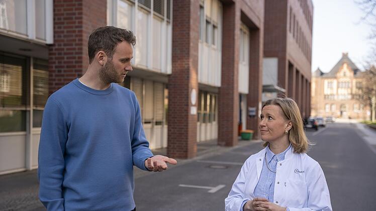 Laura Hatzler von der Charit&eacute; Berlin weiht Leon Windscheid in die Geheimnisse von Orgasmusschwierigkeiten ein.