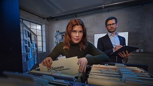 Helene Reiner moderiert "XY Spuren des Verbrechens". Fabian Puchelt vom LKA Bayern steht ihr als Experte zur Seite.