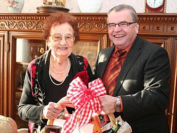 Ihre 95 Jahre sieht man Martha Günther nicht an. Über die Glückwünsche vom 2. Bürgermeister Fritz Stütz freute sie sich trotzdem.  Foto: see