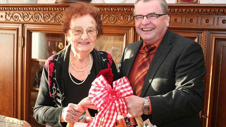 Ihre 95 Jahre sieht man Martha Günther nicht an. Über die Glückwünsche vom 2. Bürgermeister Fritz Stütz freute sie sich trotzdem.  Foto: see