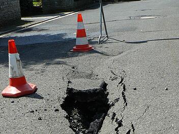 Das Loch in der Schillerstraße wird in Eigenregie durch den Bauhof geschlossen. Foto: Klaus-Peter Wulf