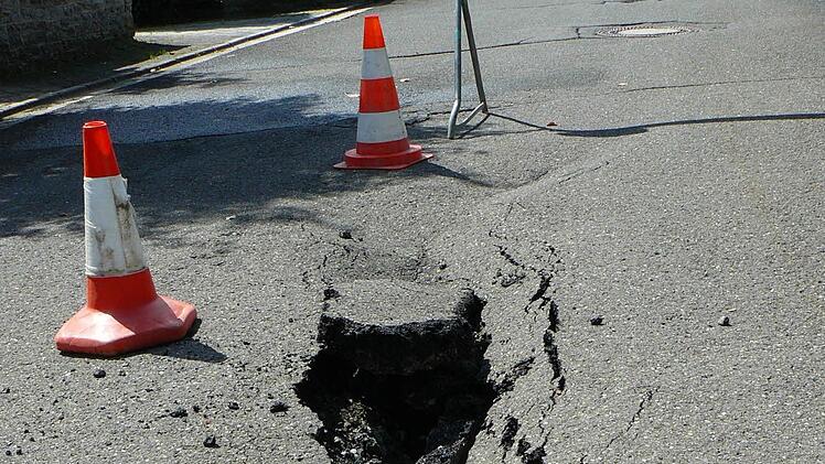 Das Loch in der Schillerstraße wird in Eigenregie durch den Bauhof geschlossen. Foto: Klaus-Peter Wulf