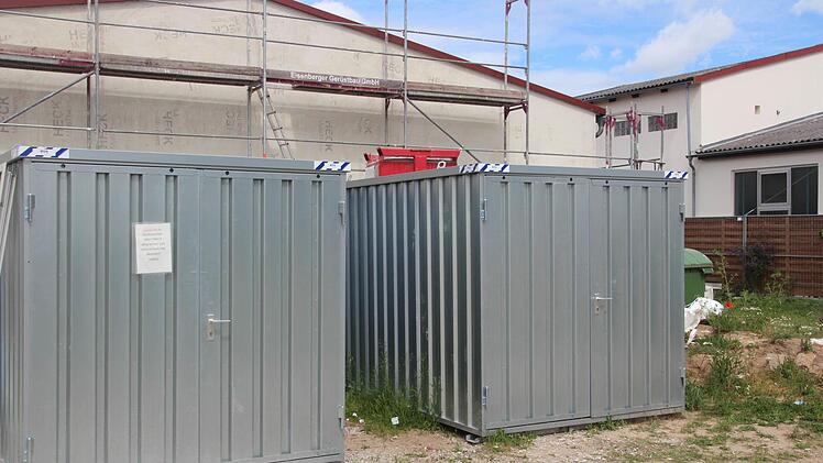 Die Kleiderkammer muss während der Arbeiten in zwei Container ausweichen.