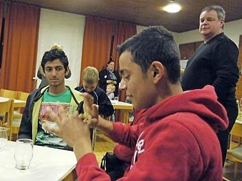 Tarik lernt einen Zaubertrick. Foto: Pauline Lindner