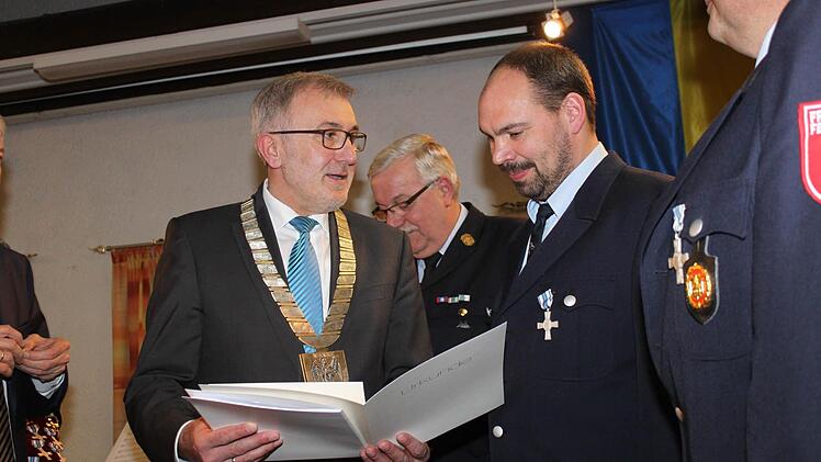 Helmut Krämer überreicht die dazu gehörige Urkunde. Foto: Carmen Schwind