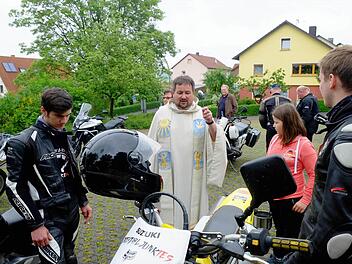Auch im elften Jahr hielt Pfarrer Michael Erhart den Feldgottesdienst und segnete Mensch und Maschine. Foto: Gerd Schaar