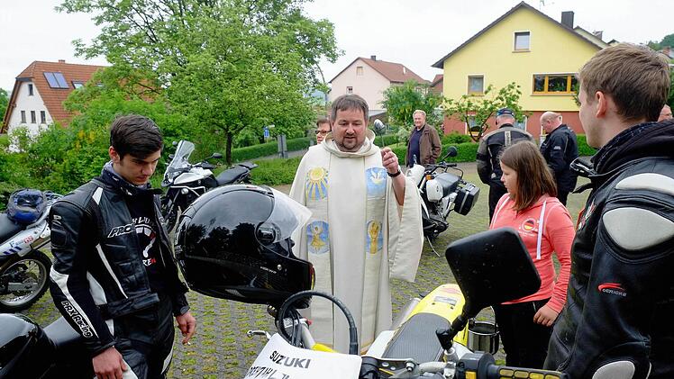 Auch im elften Jahr hielt Pfarrer Michael Erhart den Feldgottesdienst und segnete Mensch und Maschine. Foto: Gerd Schaar